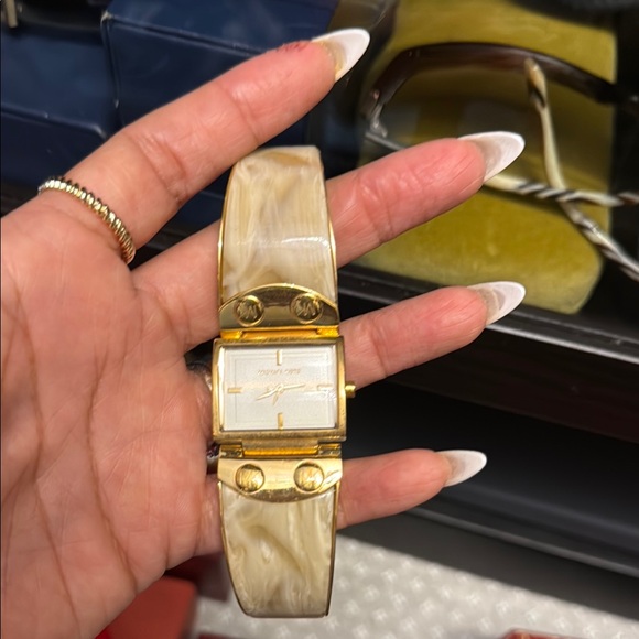 Michael Kors Cream and Gold Watch with Sleek Design - Picture 1 of 4